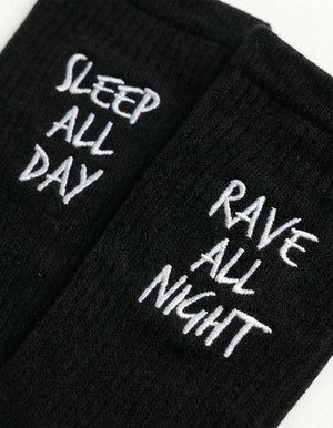 Chaussettes Technostoff Rave All Night Sleep All Day, gros plan de la broderie blanche sur noir