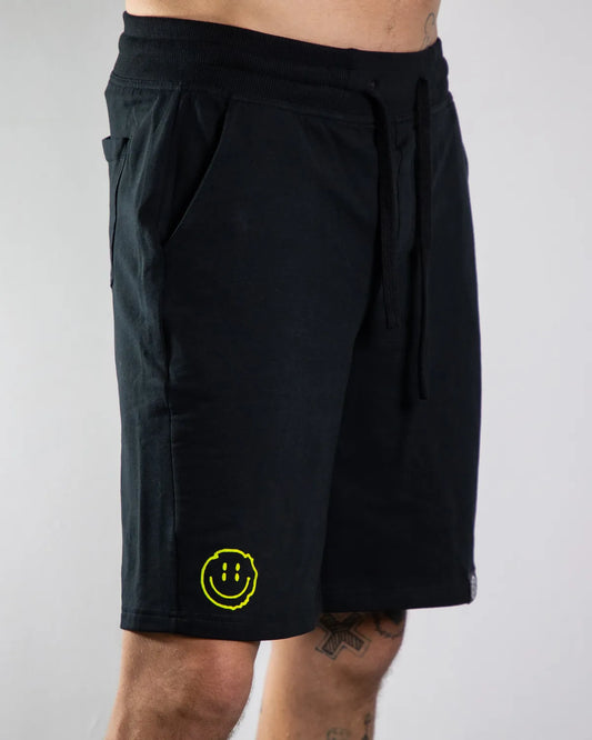Raver portant le short noir Technostoff Distorted Smile, vue de face