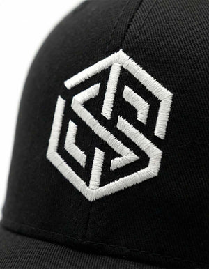 Cappellino stiloso Technostoff 'Technostoff Logo Flexfit 5-Panel Cap (black)' come accessorio per il tuo outfit techno.