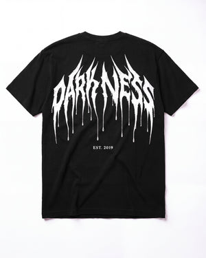 T-shirt DARKNESS LTD noir, vue de dos avec un grand imprimé DARKNESS en blanc et l'inscription EST. 2019, flat lay