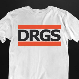 Weisses Technostoff DRGS T-Shirt mit orangem Balken-Design unisex als Flatlay