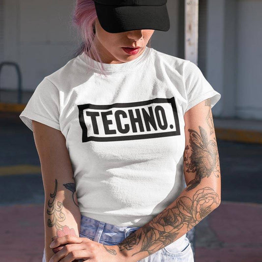 Tätowierte Raverin mit Cap trägt das weiße Technostoff Techno Dot T-Shirt mit TECHNO. Rahmen-Print