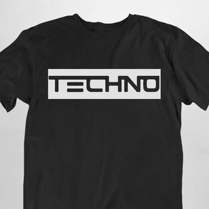 Camiseta Technostoff Techno Stripe negra con texto TECHNO en franja blanca, flat lay unisex
