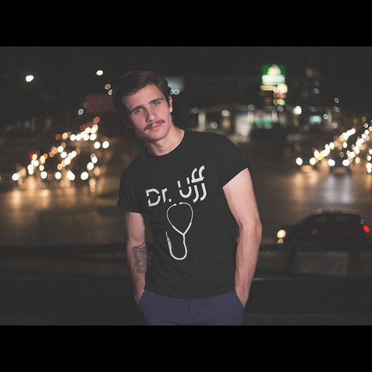 Raver mit schwarzem Technostoff Dr. Uff T-Shirt nachts auf beleuchteter Strasse