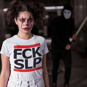Raver con trucco Halloween indossa la T-shirt bianca Technostoff FCK SLP con barre rosse