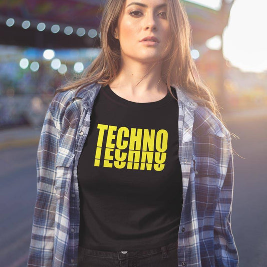 Ravera con camisa de franela lleva la T-shirt negra Technostoff Yellow Techno con doble estampado TECHNO amarillo