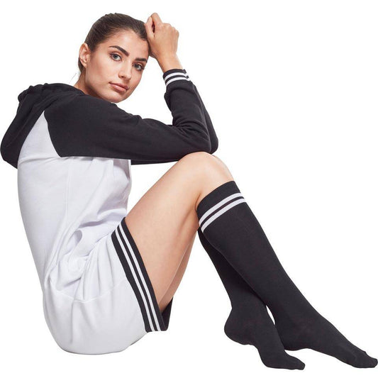 Raveuse avec chaussettes college noires Technostoff avec rayures blanches, assise