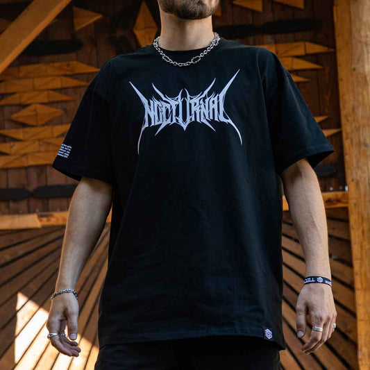 Raver im schwarzen Technostoff Nocturnal Zombie Oversized T-Shirt mit weißem Metal-Schriftzug, Frontansicht