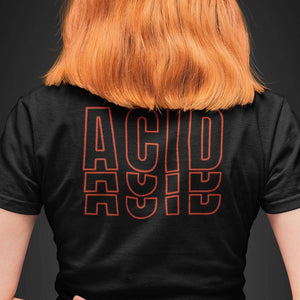 Kobieta od tyłu w czarnej koszulce Technostoff Acid z białym napisem