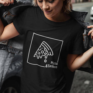 Raverka w kurtce dżinsowej w czarnym T-shircie Technostoff Pizza & Techno z nadrukiem kawałka pizzy