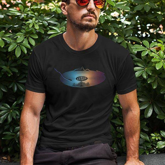 Raver with red sunglasses wearing the black Technostoff Techno Scratch T-shirt with vinyl motif