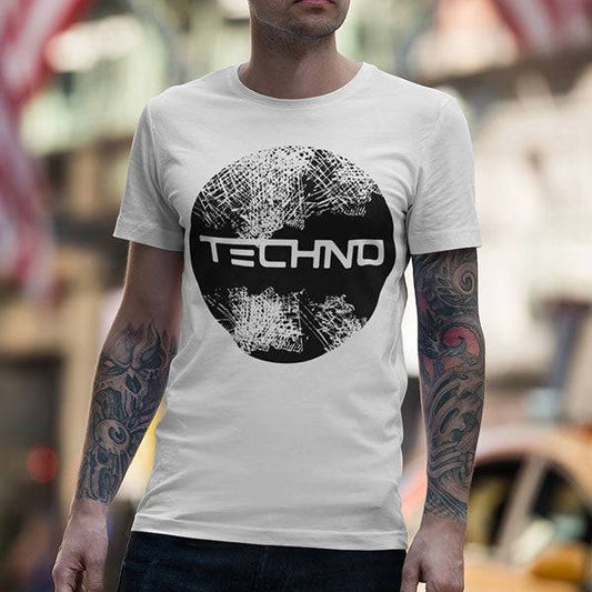 Tätowierter Raver trägt das weiße Technostoff Techno Circle T-Shirt mit Kreis-Scratch-Print in der Stadt