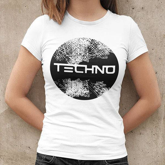 Raverin trägt das weiße Technostoff Techno Circle T-Shirt mit Kreis-Scratch-Motiv vor Betonwand